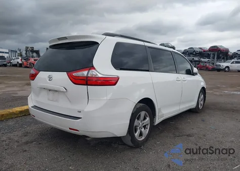 2015 Toyota Sienna Le 8 Passenger z USA, uszkodzony, nr VIN 5TDKK3DC3FS566118